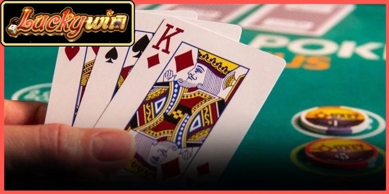 Người chơi đang cân nhắc đưa ra quyết định xuống tiền ở vòng đấu trí căng thẳng