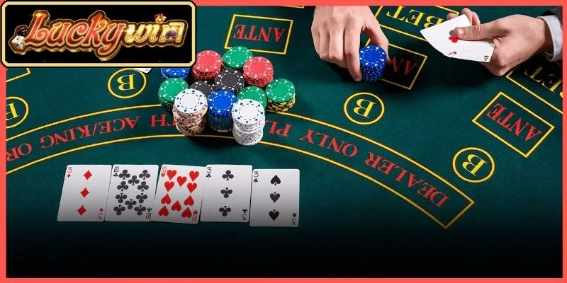 Người chơi đang cân nhắc đưa ra quyết định đặt cược tại vòng chia bài 